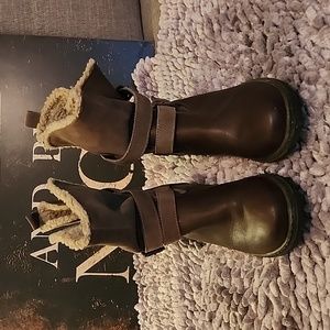 American Eagle Outfitter Sherpa lined leather boots